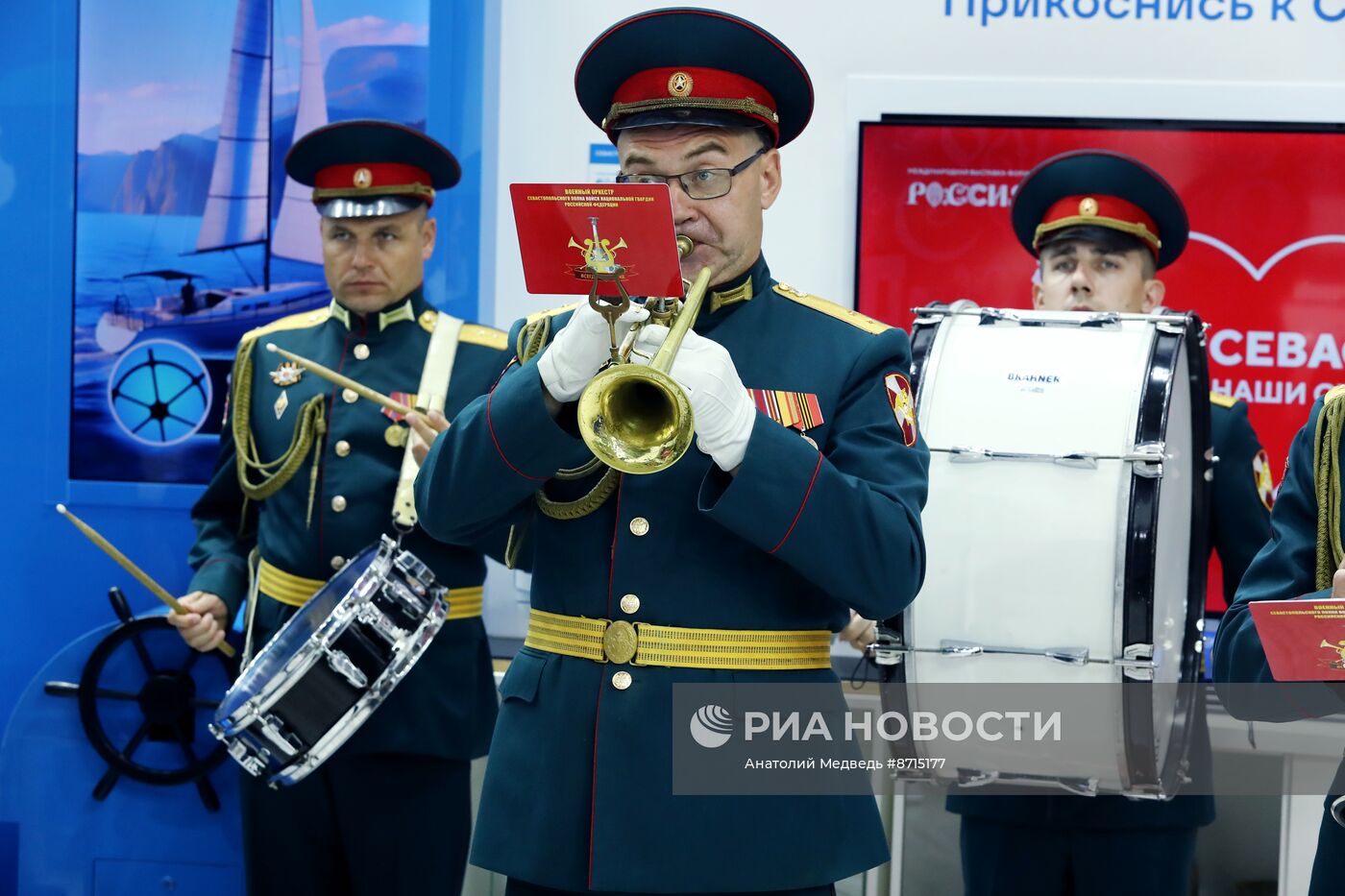 Выставка "Россия". Акция поддержки Севастополя