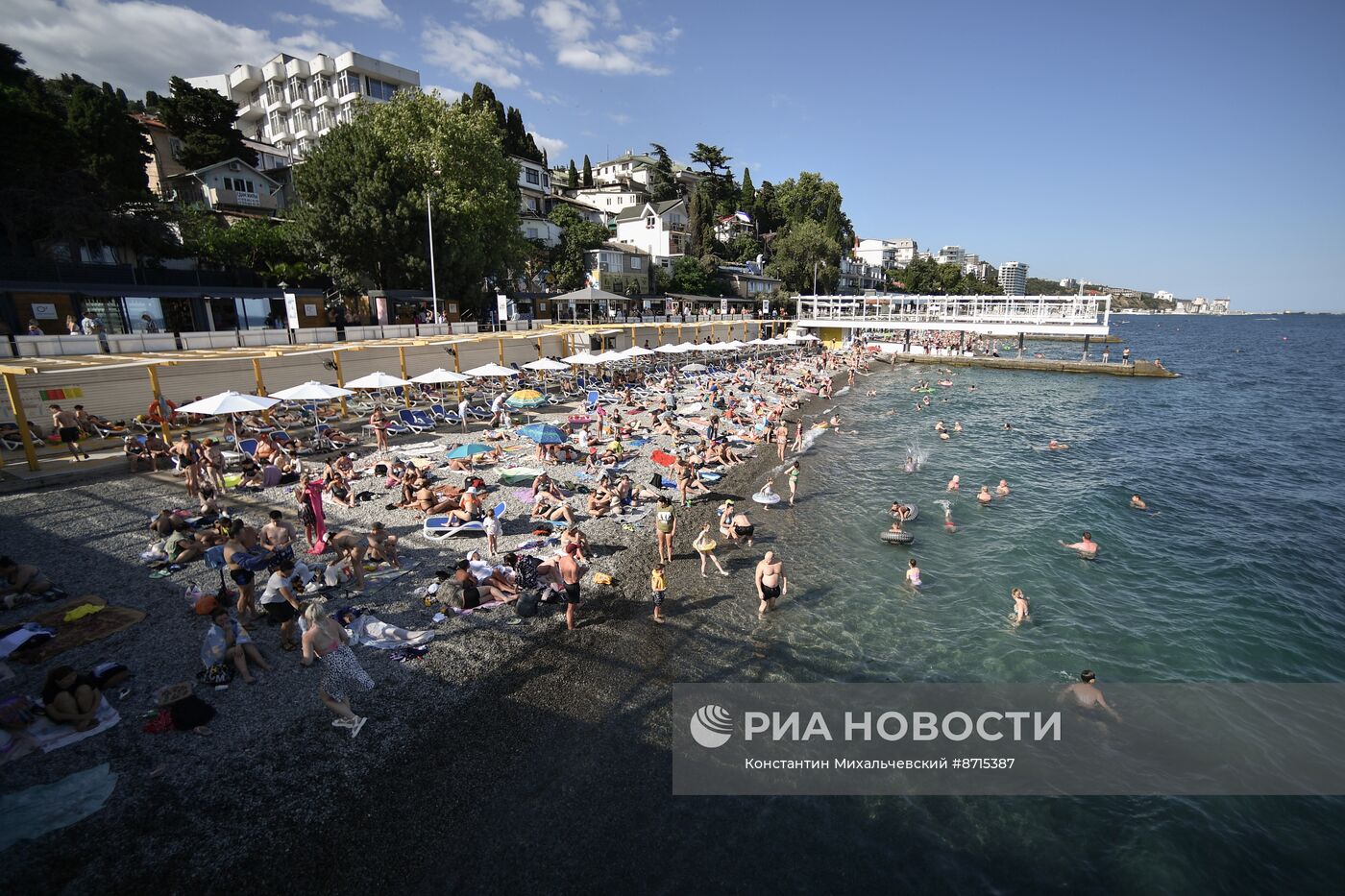 Отдыхающие на Массандровском пляже в Ялте