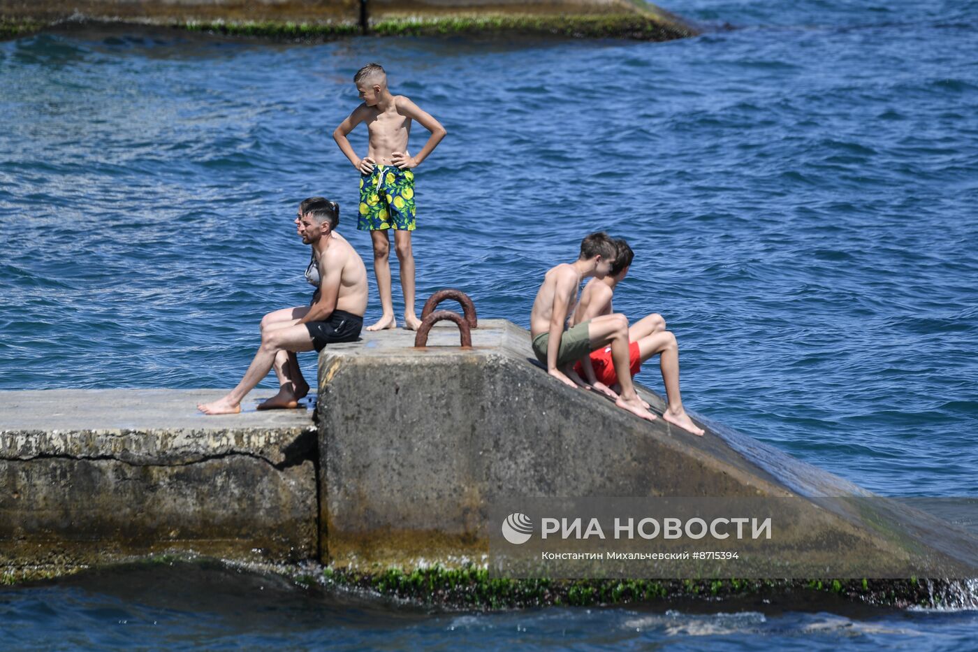 Отдыхающие на Массандровском пляже в Ялте