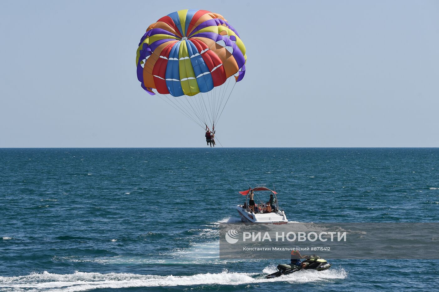 Отдыхающие на Массандровском пляже в Ялте