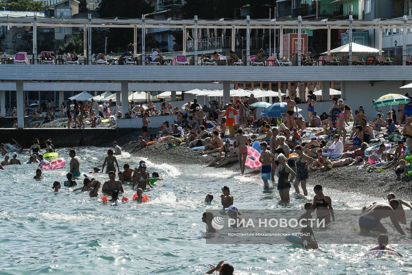 Отдыхающие на Массандровском пляже в Ялте