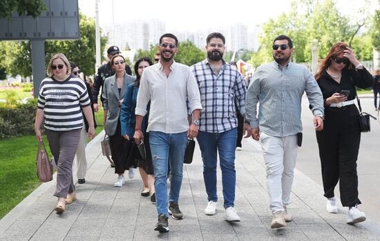 Выставка "Россия". Экскурсия для иностранных журналистов Russia Today