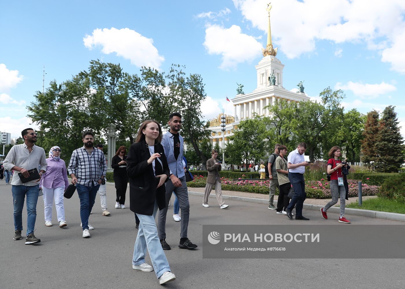 Выставка "Россия". Экскурсия для иностранных журналистов Russia Today