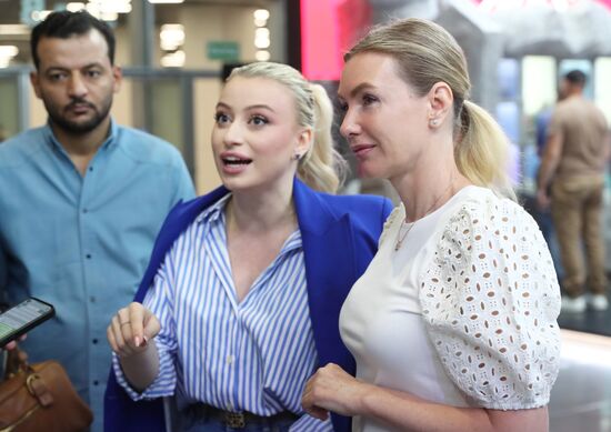 Выставка "Россия". Экскурсия для иностранных журналистов Russia Today