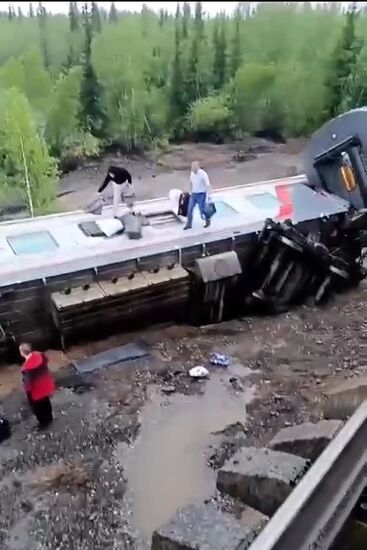 В Коми сошел с рельсов пассажирский поезд