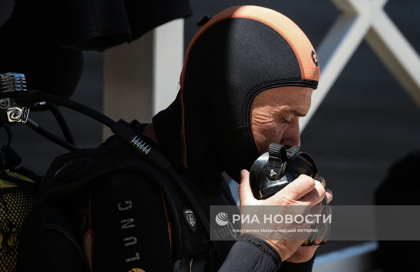 В Севастополе водолазы МЧС обнаружили неразорвавшийся боеприпас