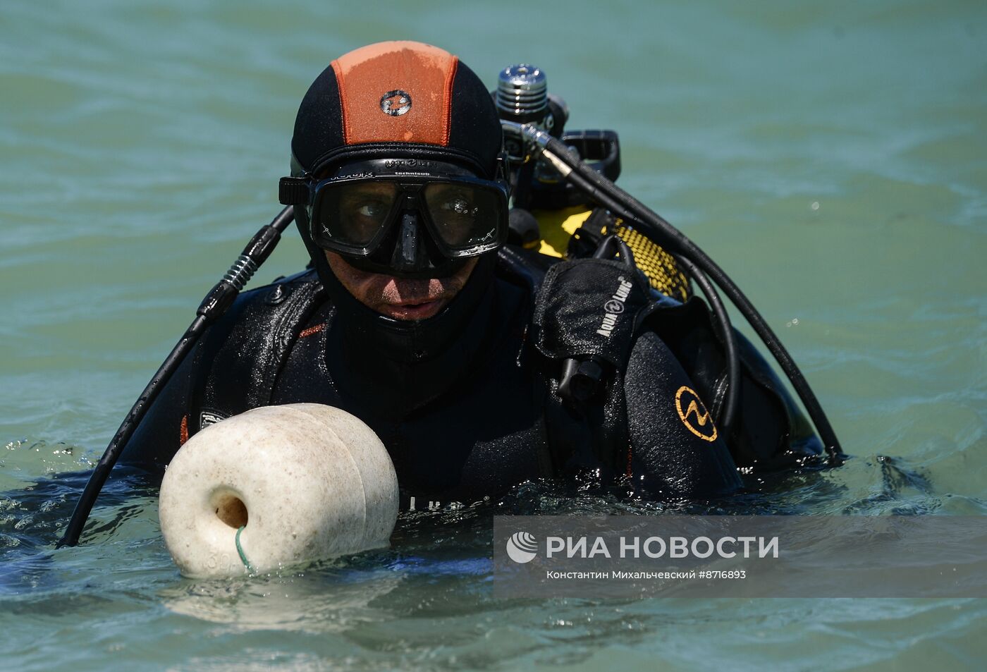 В Севастополе водолазы МЧС обнаружили неразорвавшийся боеприпас