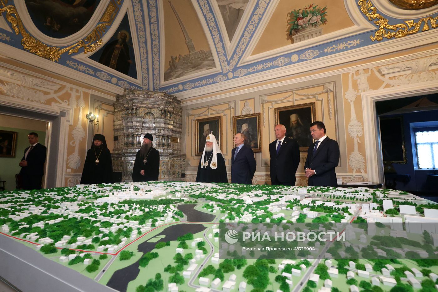 Президент Владимир Путин посетил Свято-Троицкую Сергиеву Лавру