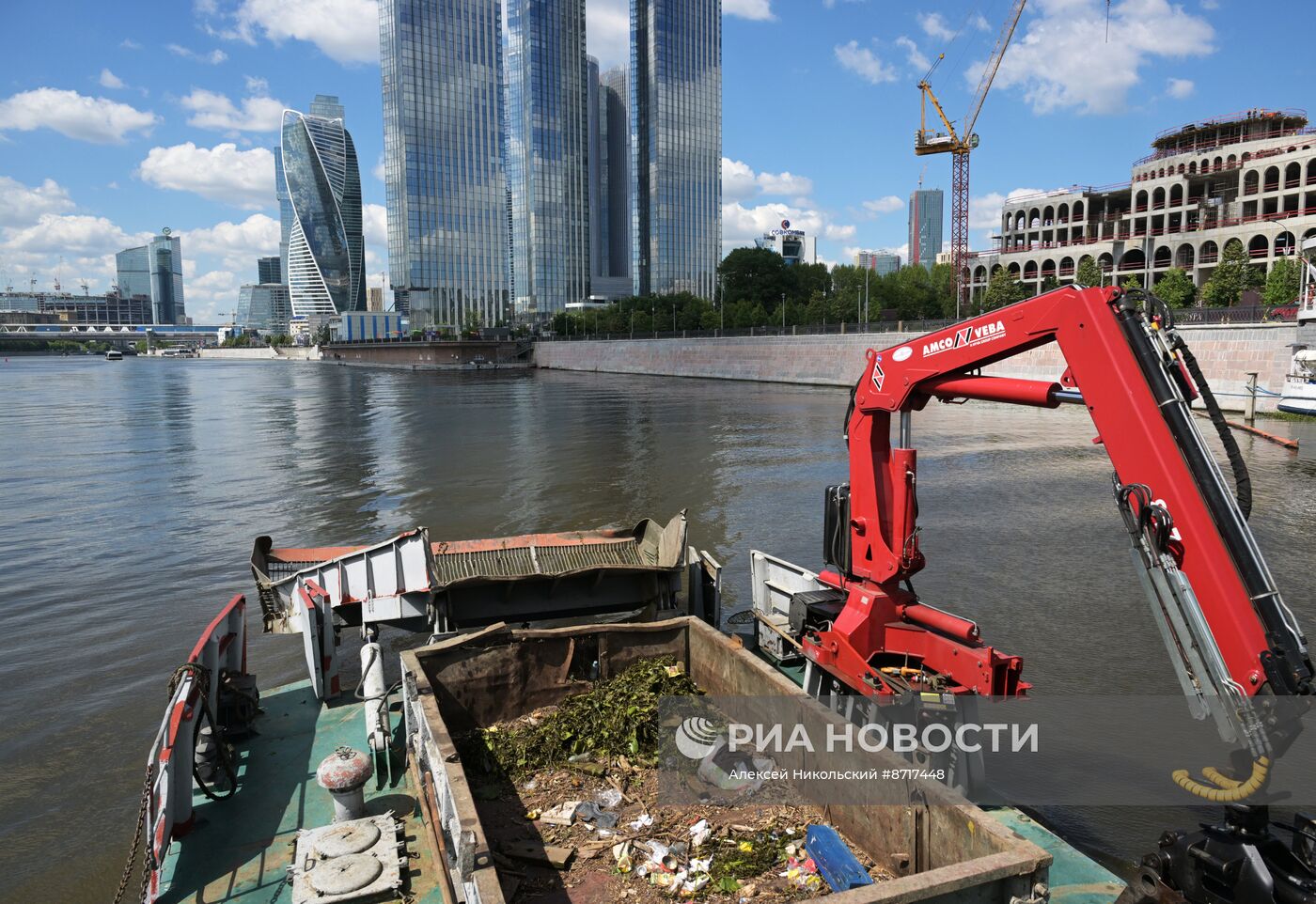 Работа коммунального флота на Москве-реке