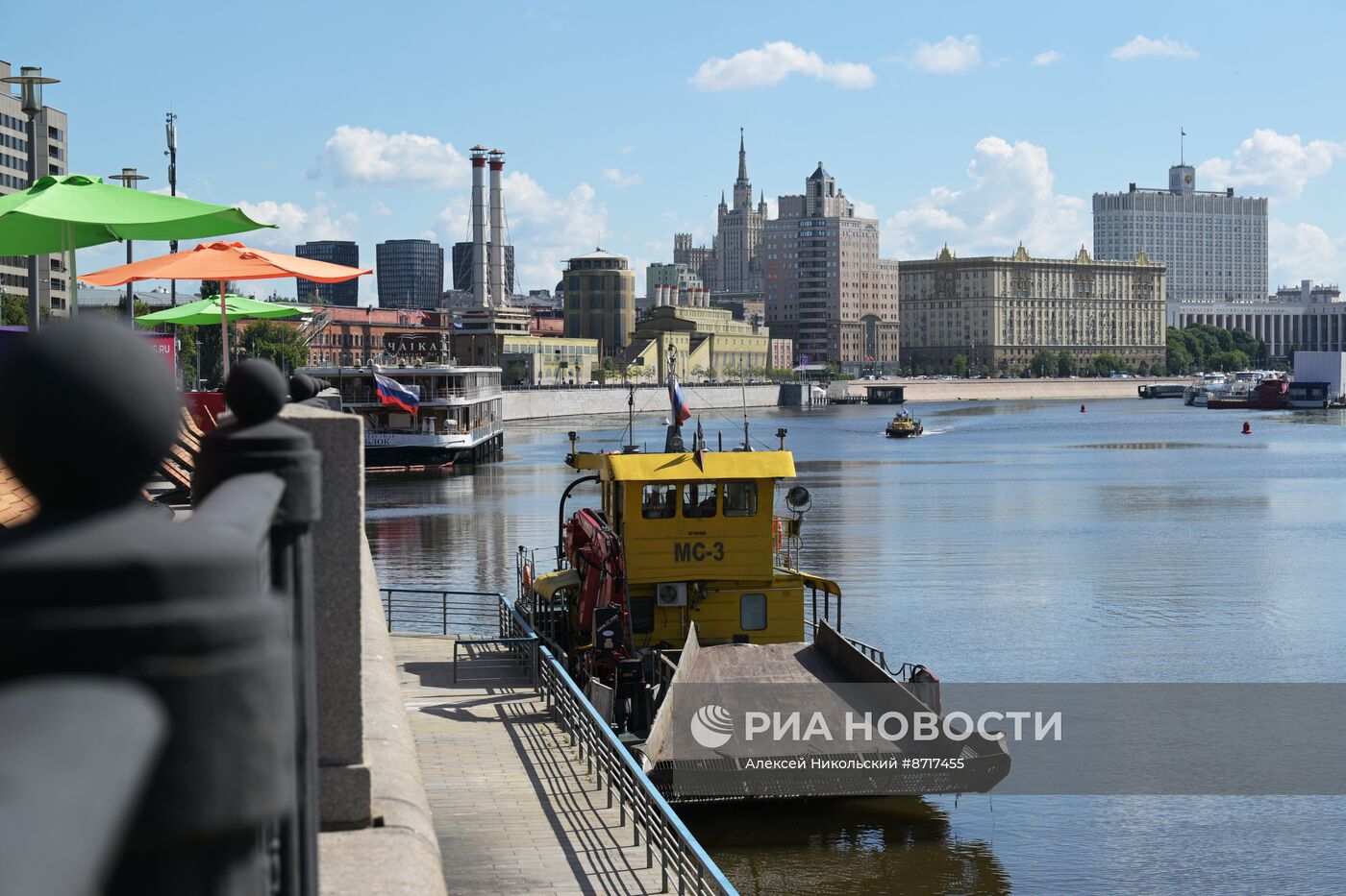 Работа коммунального флота на Москве-реке