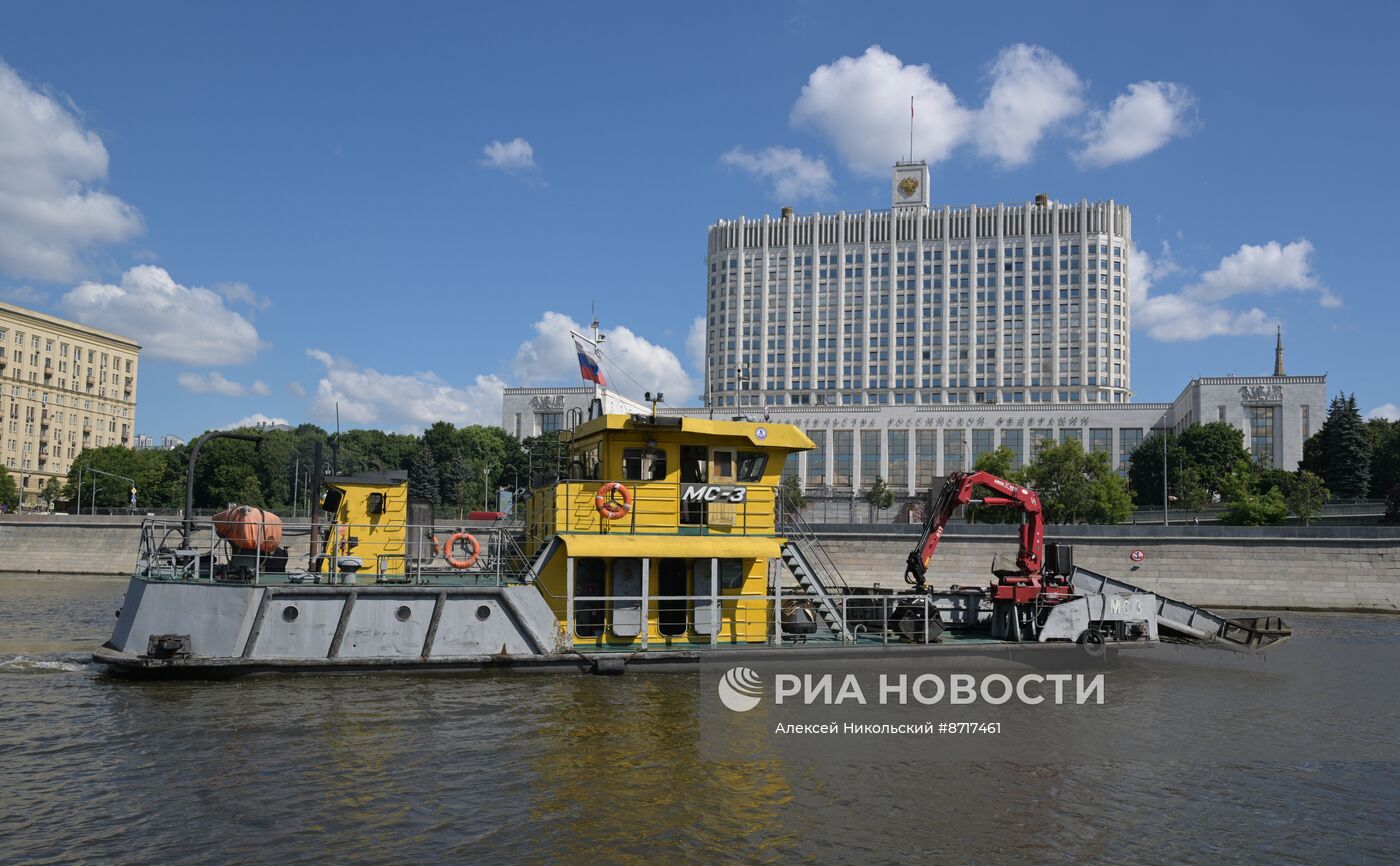 Работа коммунального флота на Москве-реке