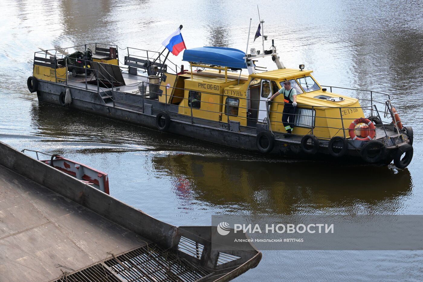 Работа коммунального флота на Москве-реке