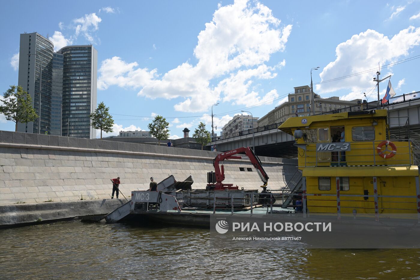 Работа коммунального флота на Москве-реке