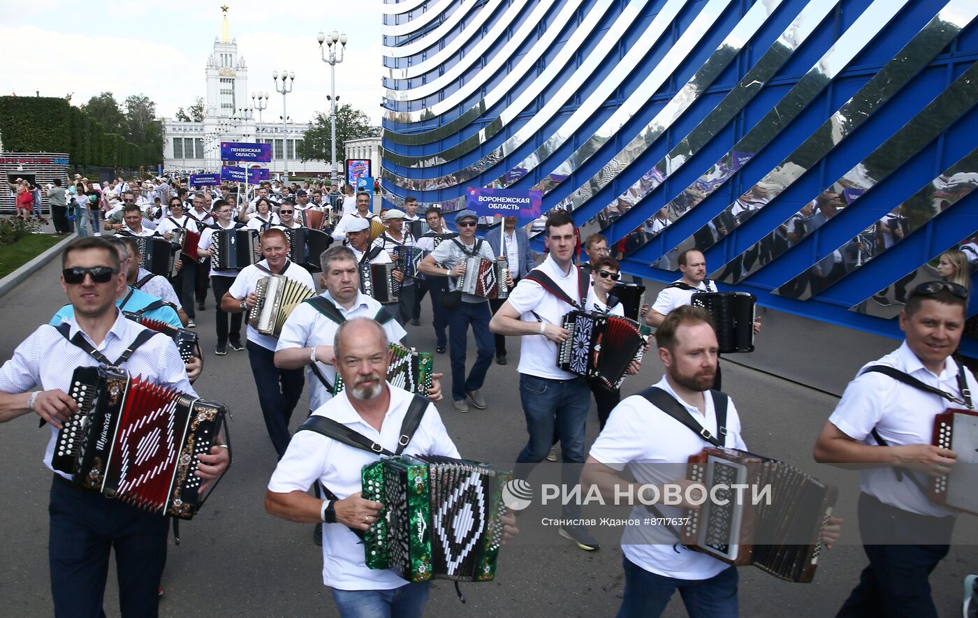 Выставка "Россия". "Триумф русского баяна": грандиозное шествие играющего оркестра