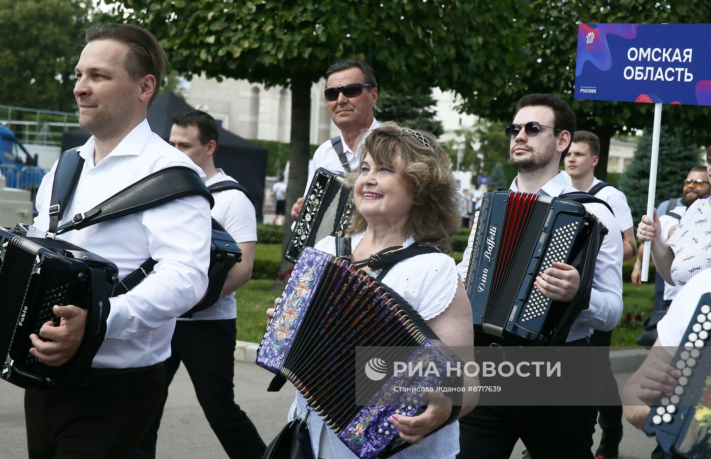 Выставка "Россия". "Триумф русского баяна": грандиозное шествие играющего оркестра
