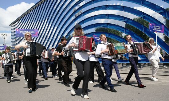Выставка "Россия". "Триумф русского баяна": грандиозное шествие играющего оркестра