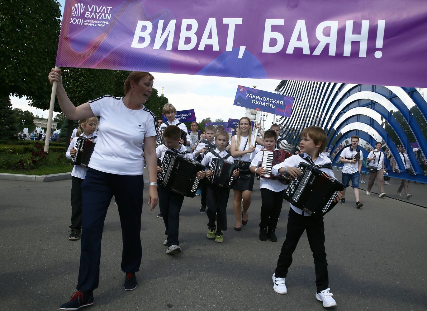 Выставка "Россия". "Триумф русского баяна": грандиозное шествие играющего оркестра