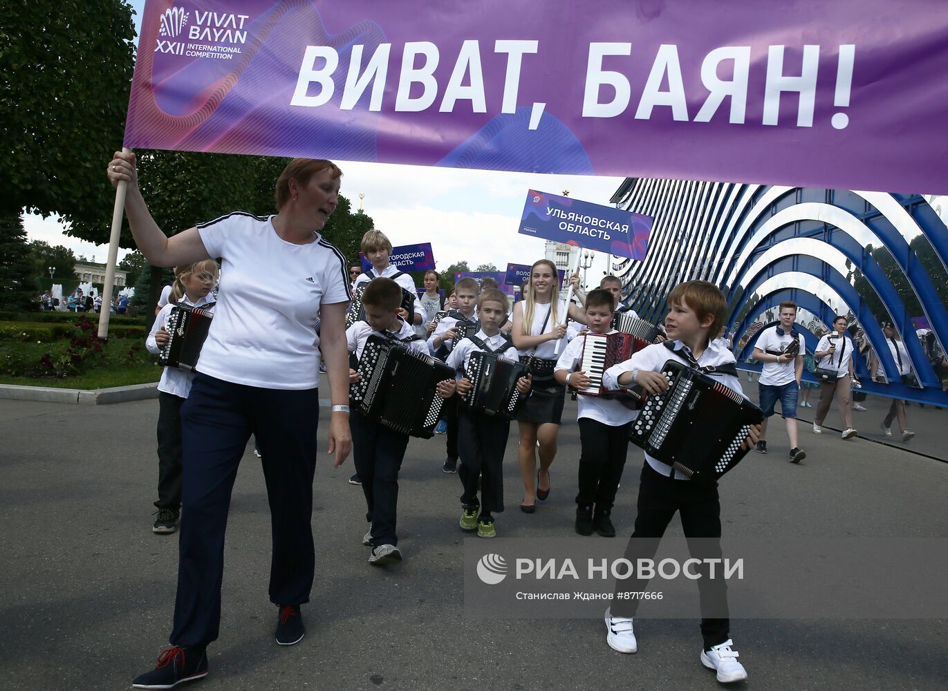 Выставка "Россия". "Триумф русского баяна": грандиозное шествие играющего оркестра