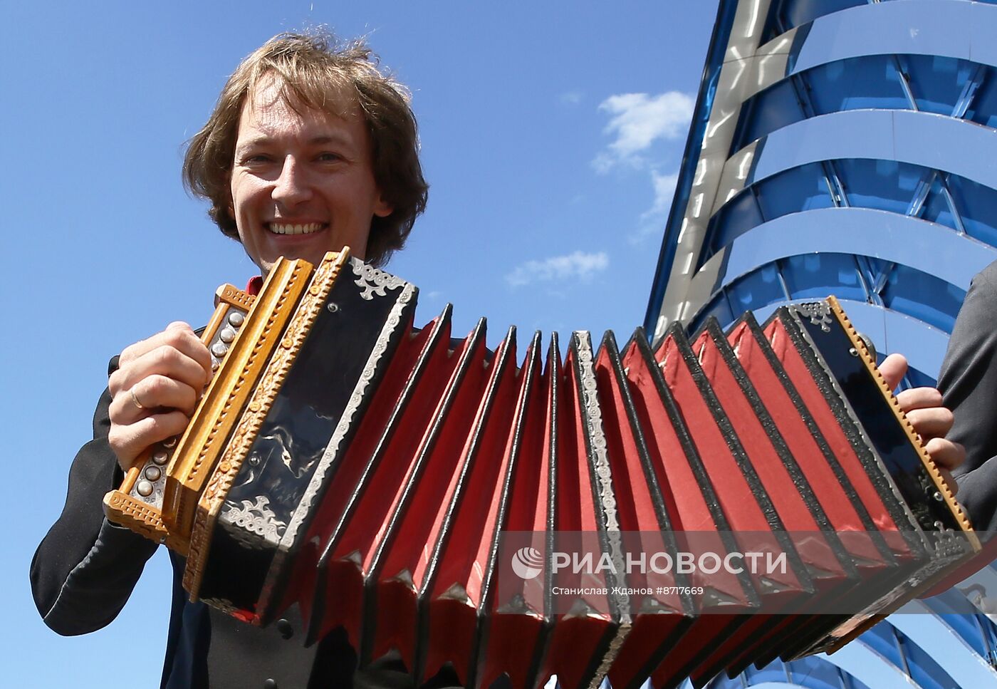 Выставка "Россия". "Триумф русского баяна": грандиозное шествие играющего оркестра