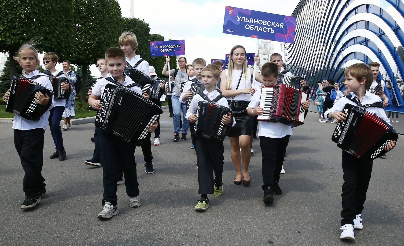 Выставка "Россия". "Триумф русского баяна": грандиозное шествие играющего оркестра