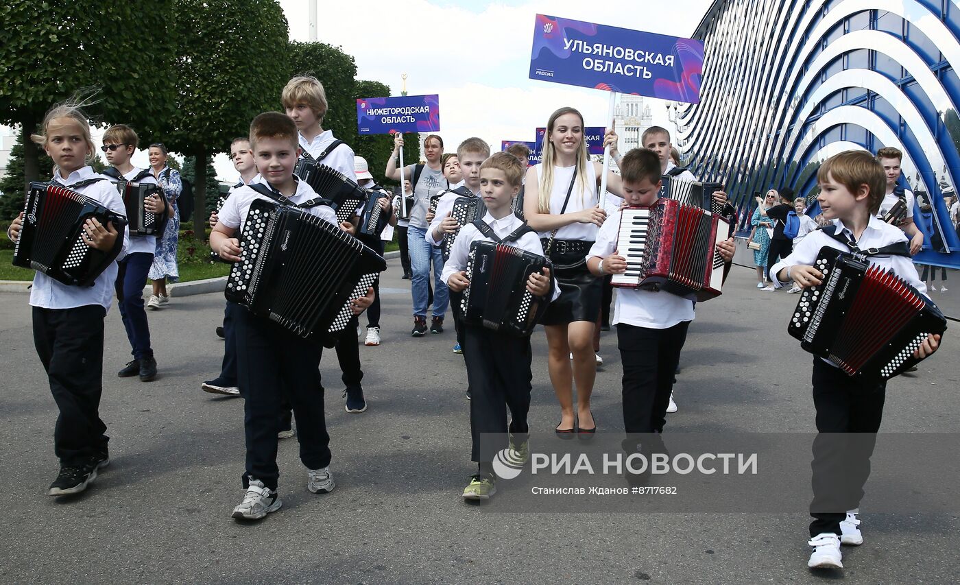 Выставка "Россия". "Триумф русского баяна": грандиозное шествие играющего оркестра