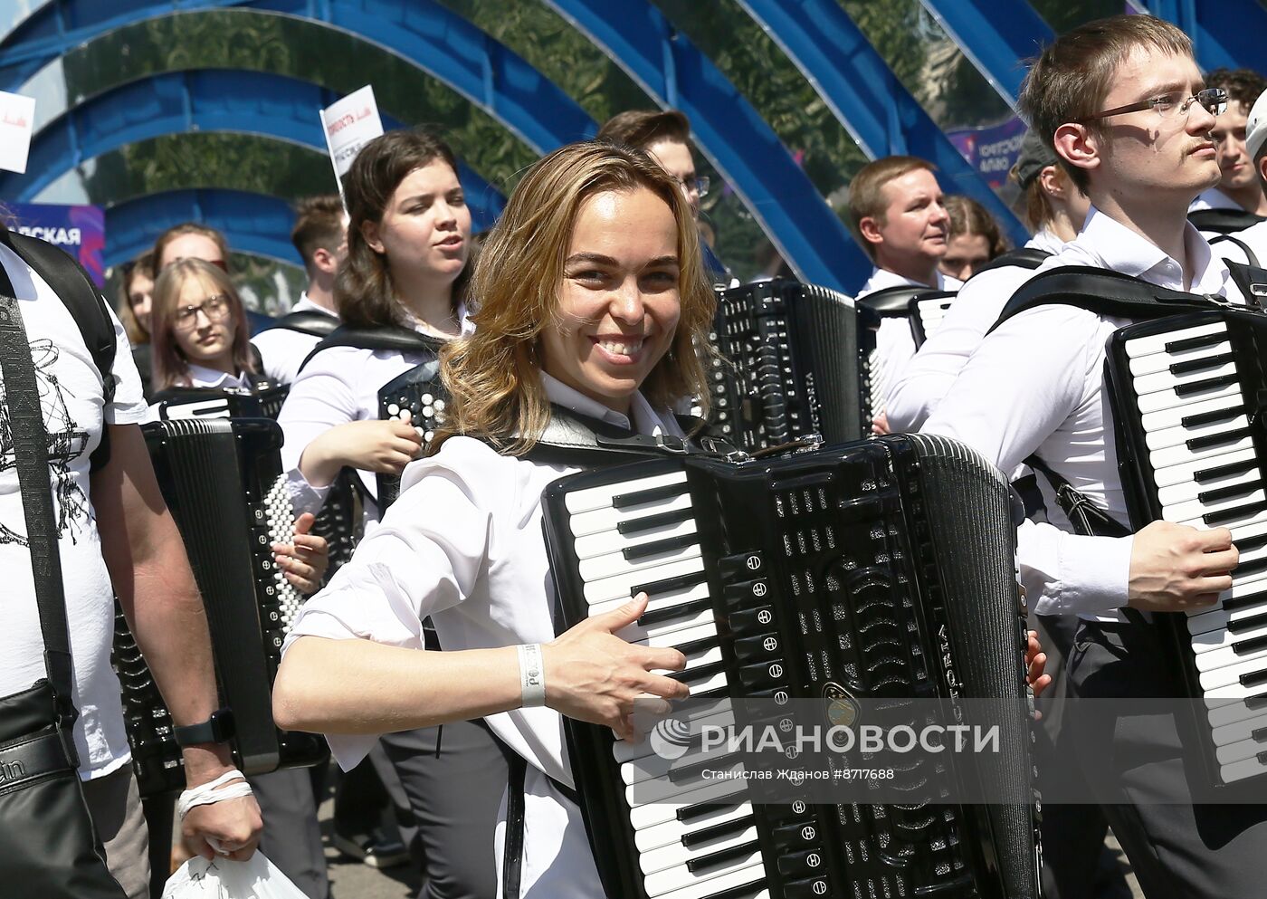 Выставка "Россия". "Триумф русского баяна": грандиозное шествие играющего оркестра