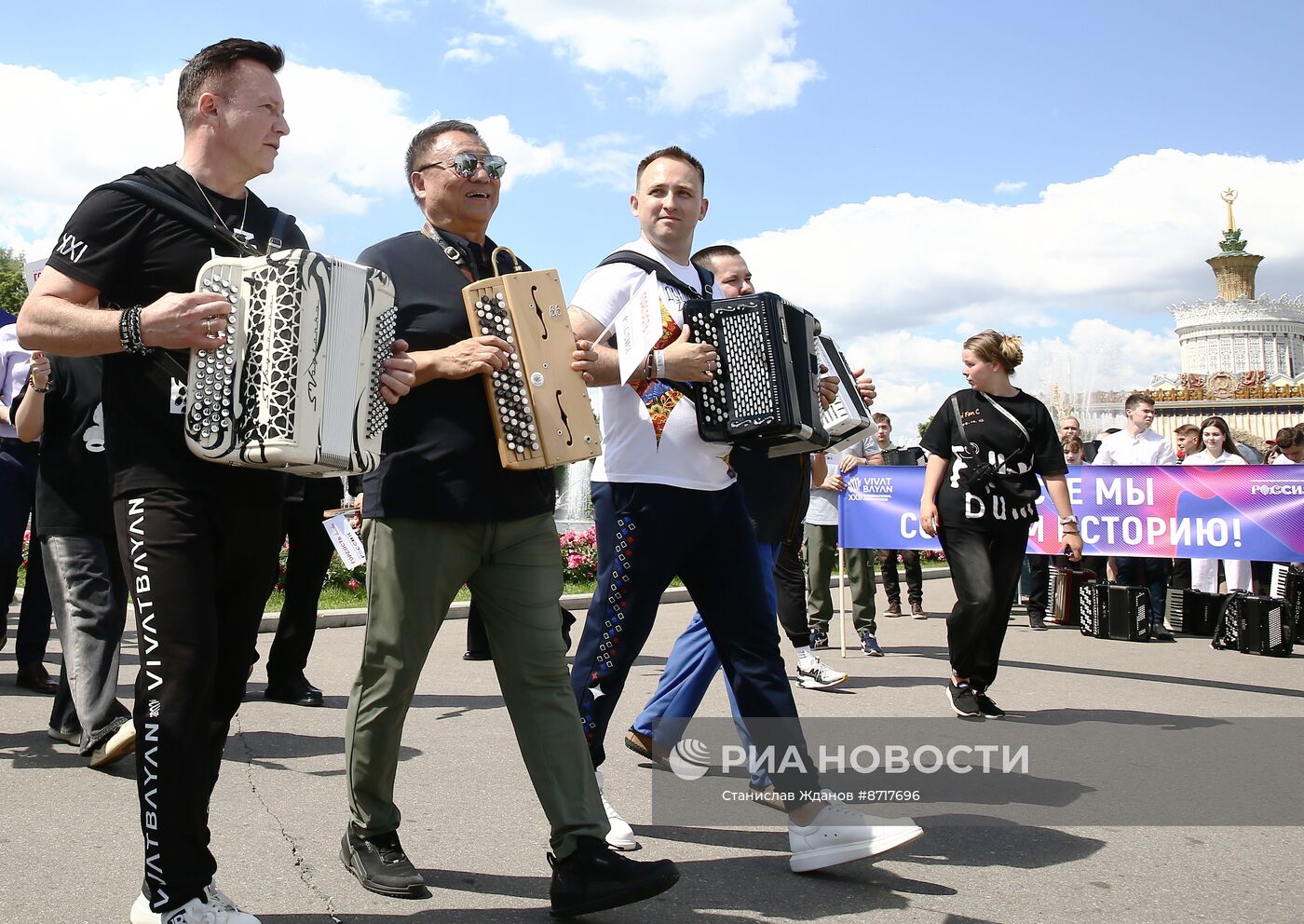 Выставка "Россия". "Триумф русского баяна": грандиозное шествие играющего оркестра