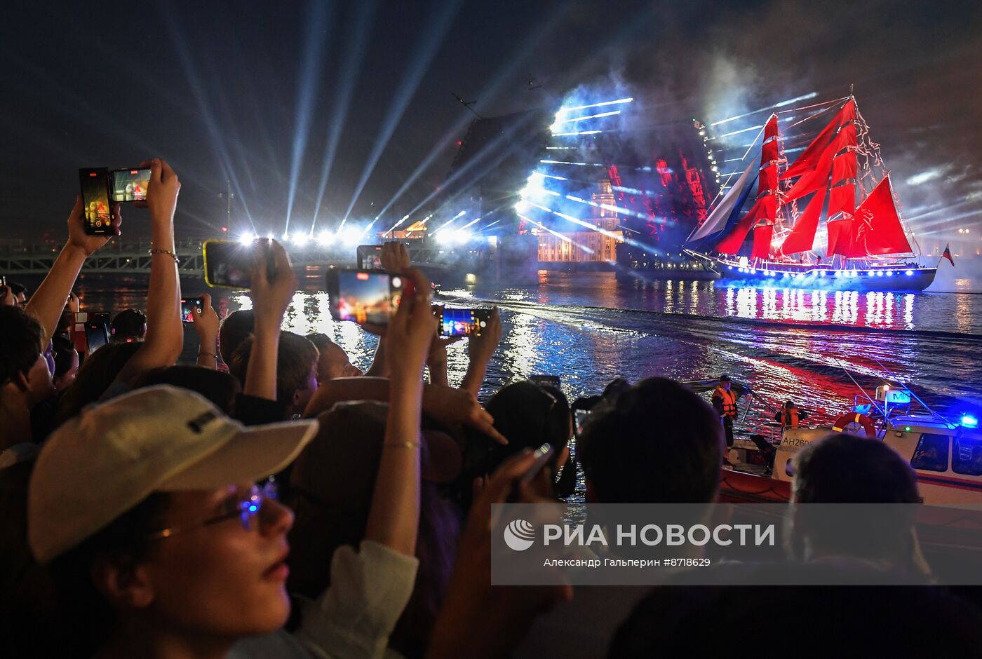 Праздник выпускников школ "Алые паруса" в Санкт-Петербурге