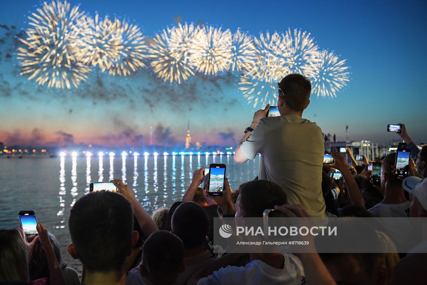 Праздник выпускников школ "Алые паруса" в Санкт-Петербурге