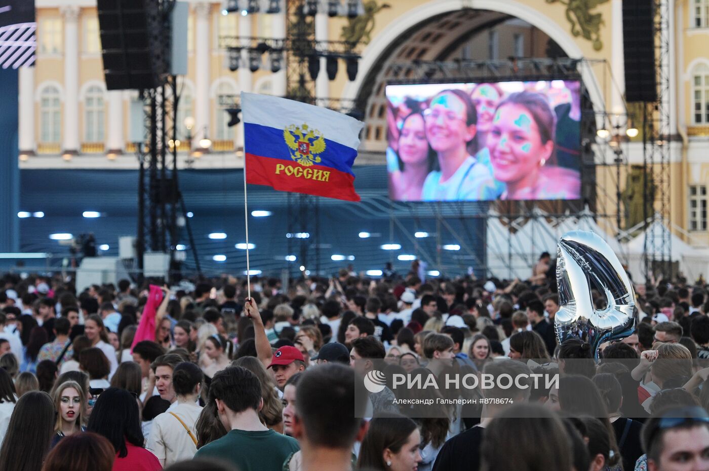 Праздник выпускников школ "Алые паруса" в Санкт-Петербурге