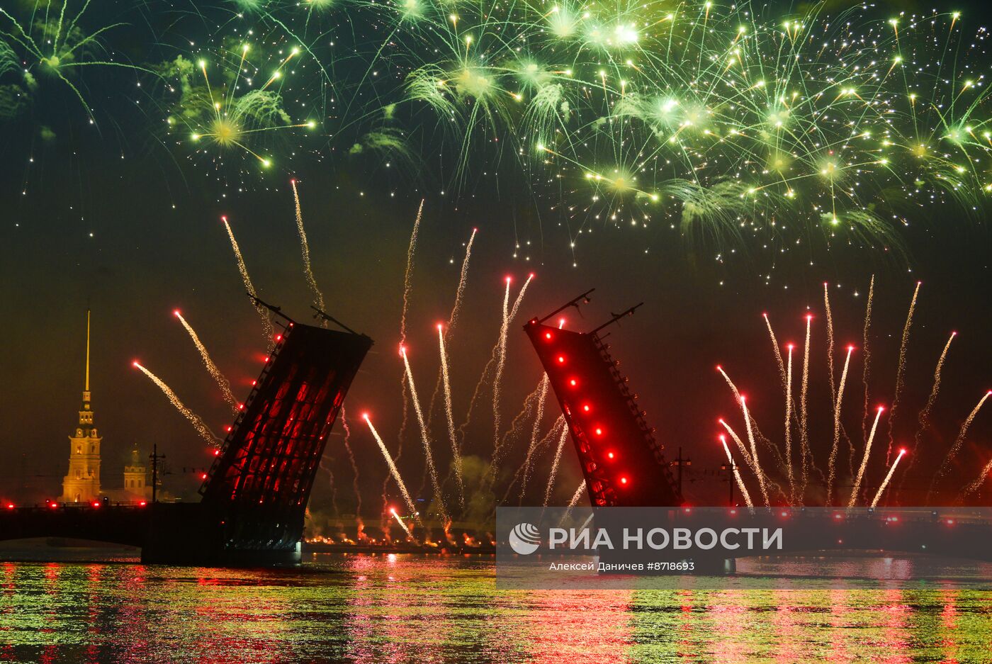 Праздник выпускников школ "Алые паруса" в Санкт-Петербурге