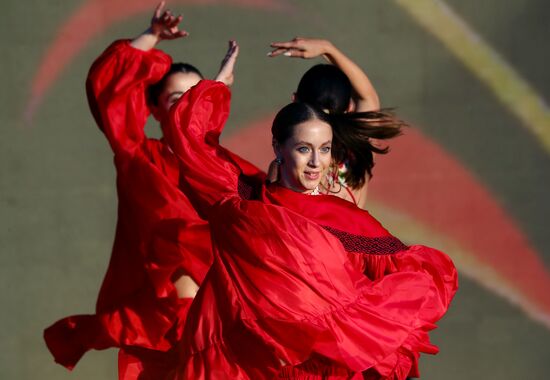 Выставка "Россия". Праздничный концерт к Дню молодежи 