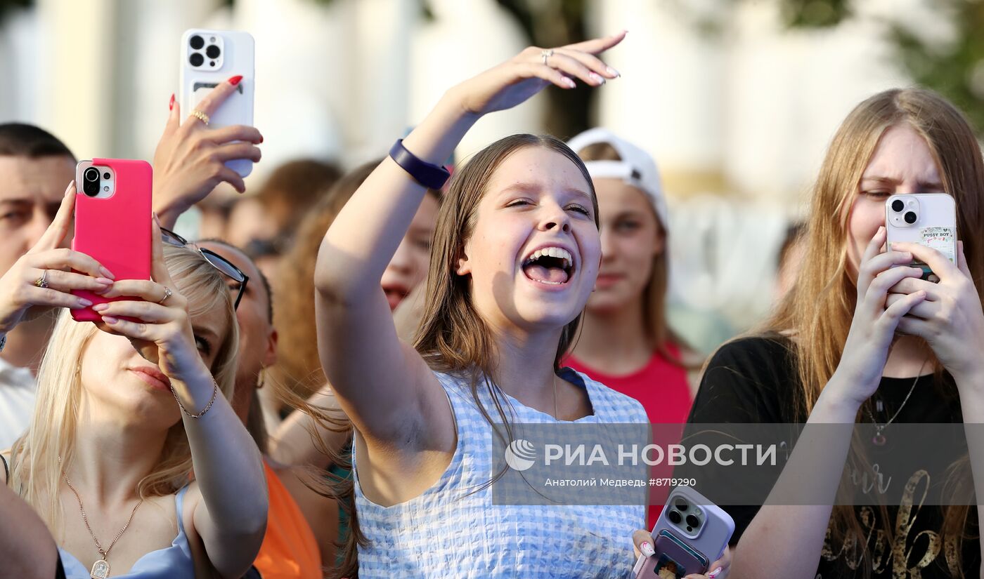 Выставка "Россия". Праздничный концерт к Дню молодежи 