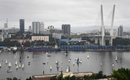 Парусная регата со стартом под Золотым мостом