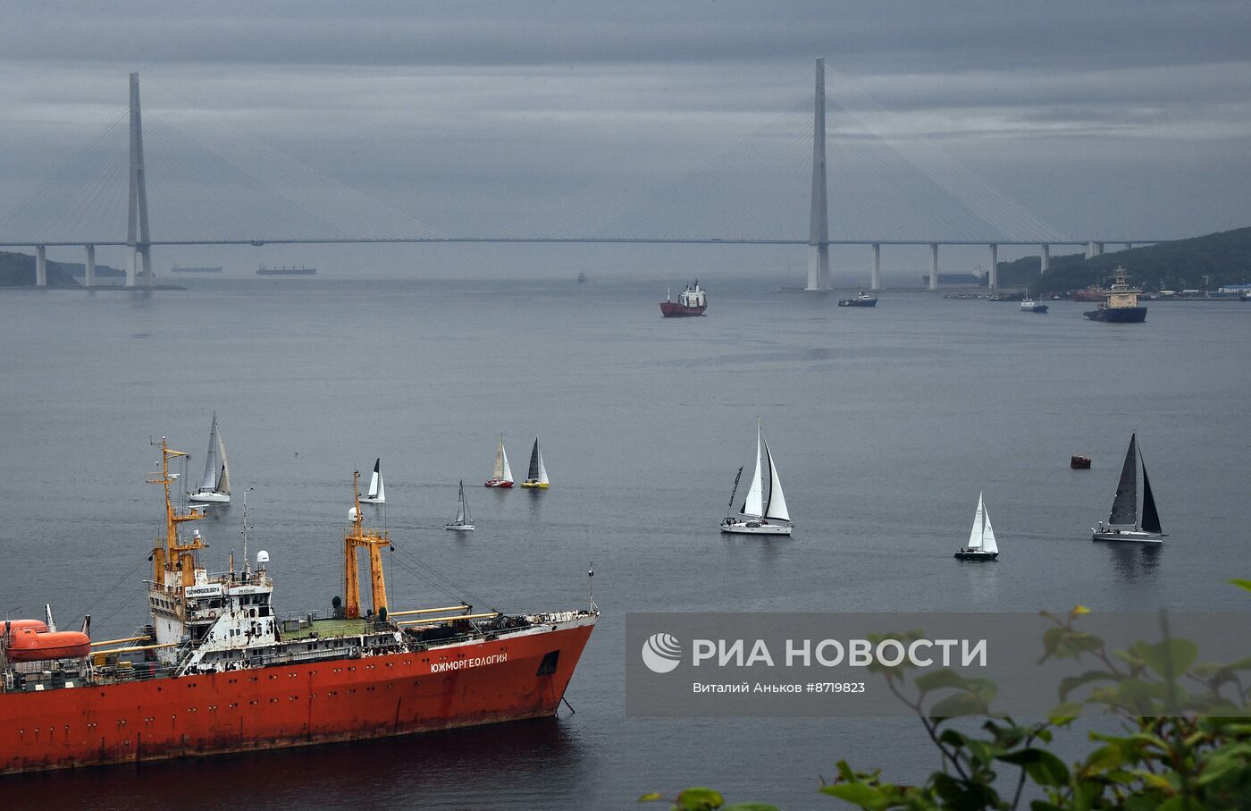 Парусная регата со стартом под Золотым мостом