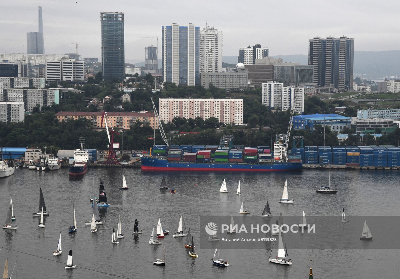 Парусная регата со стартом под Золотым мостом