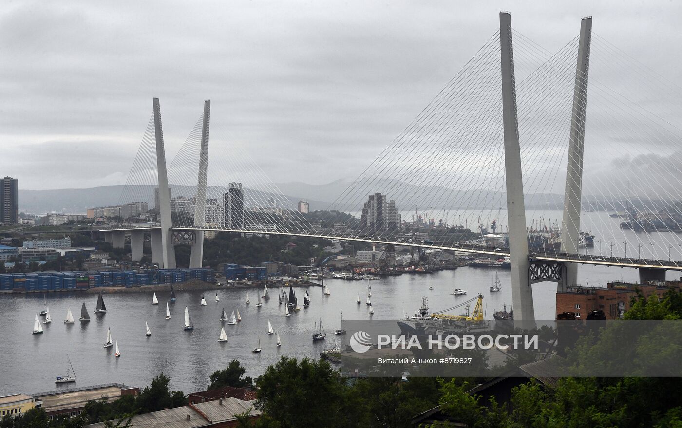 Парусная регата со стартом под Золотым мостом