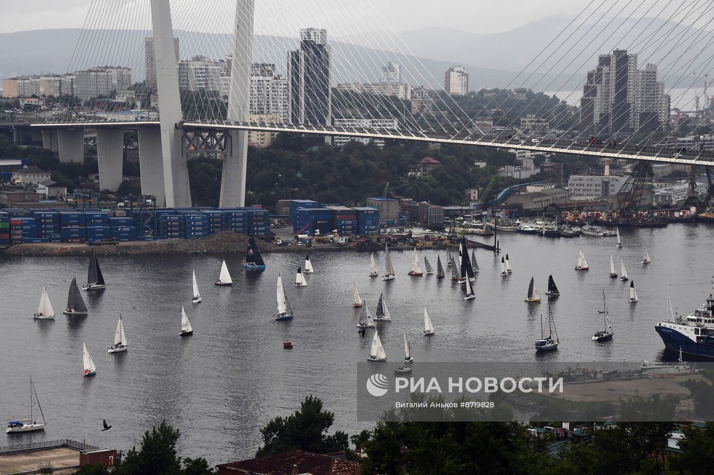 Парусная регата со стартом под Золотым мостом