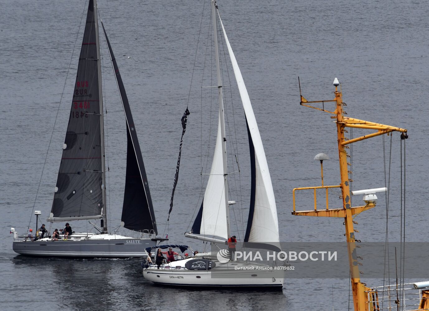 Парусная регата со стартом под Золотым мостом