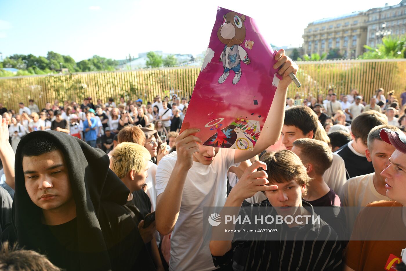 Фанаты Канье Уэста около отеля в центре Москвы