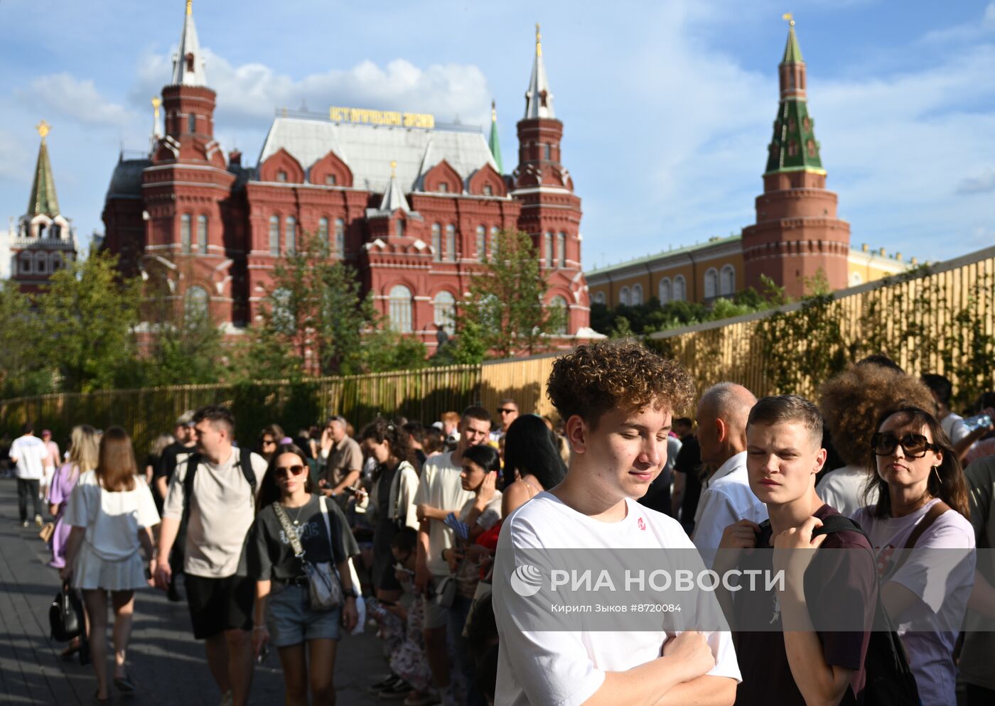 Фанаты Канье Уэста около отеля в центре Москвы