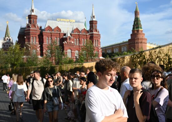Фанаты Канье Уэста около отеля в центре Москвы