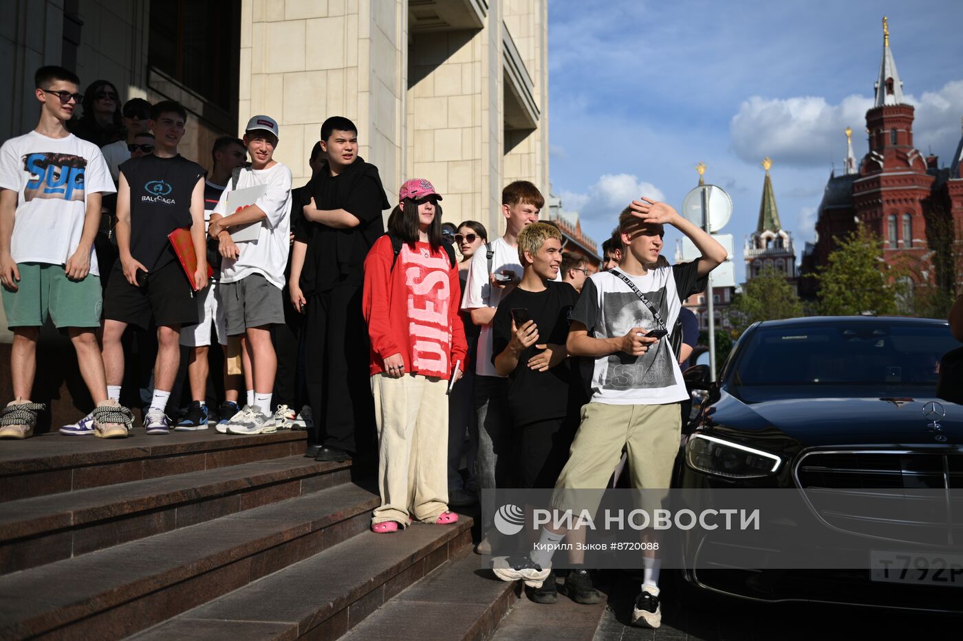 Фанаты Канье Уэста около отеля в центре Москвы