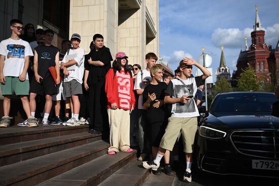 Фанаты Канье Уэста около отеля в центре Москвы