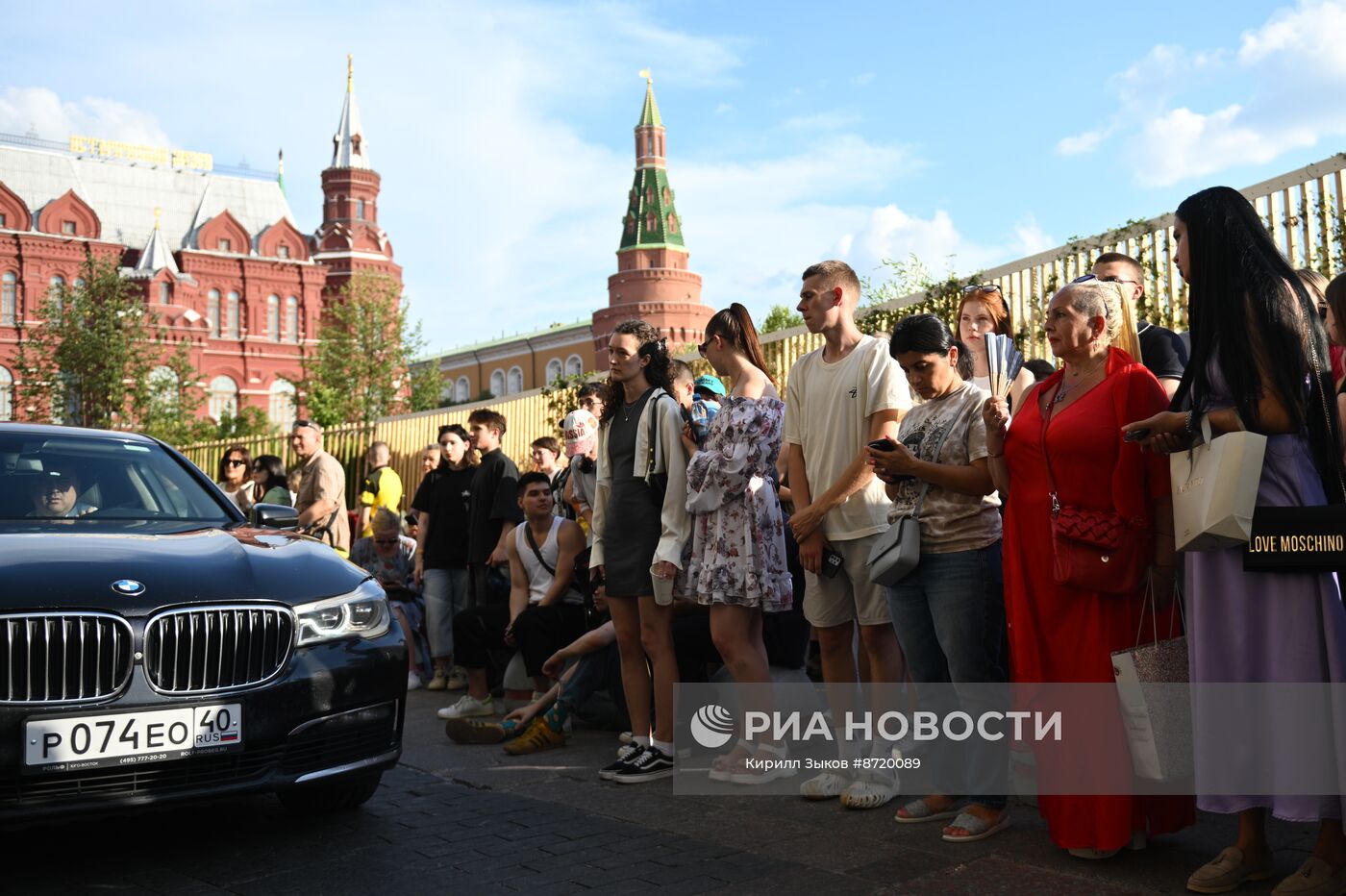 Фанаты Канье Уэста около отеля в центре Москвы