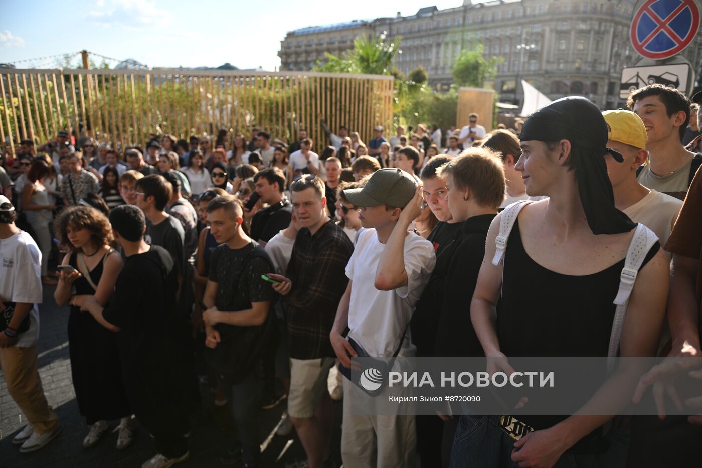 Фанаты Канье Уэста около отеля в центре Москвы