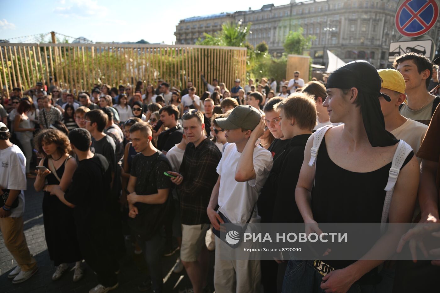 Фанаты Канье Уэста около отеля в центре Москвы