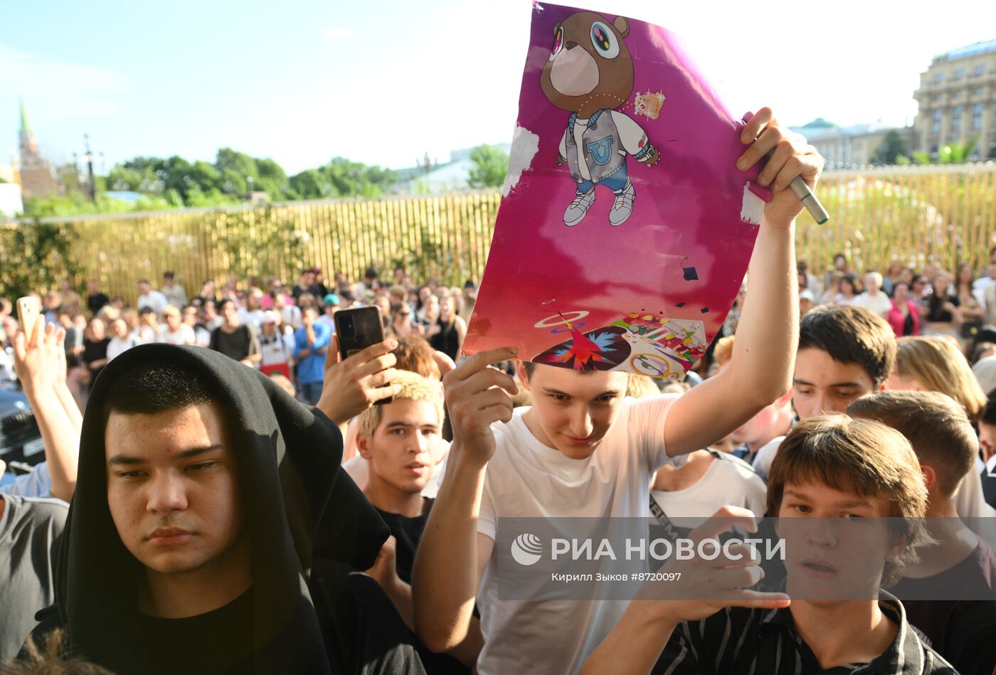 Фанаты Канье Уэста около отеля в центре Москвы