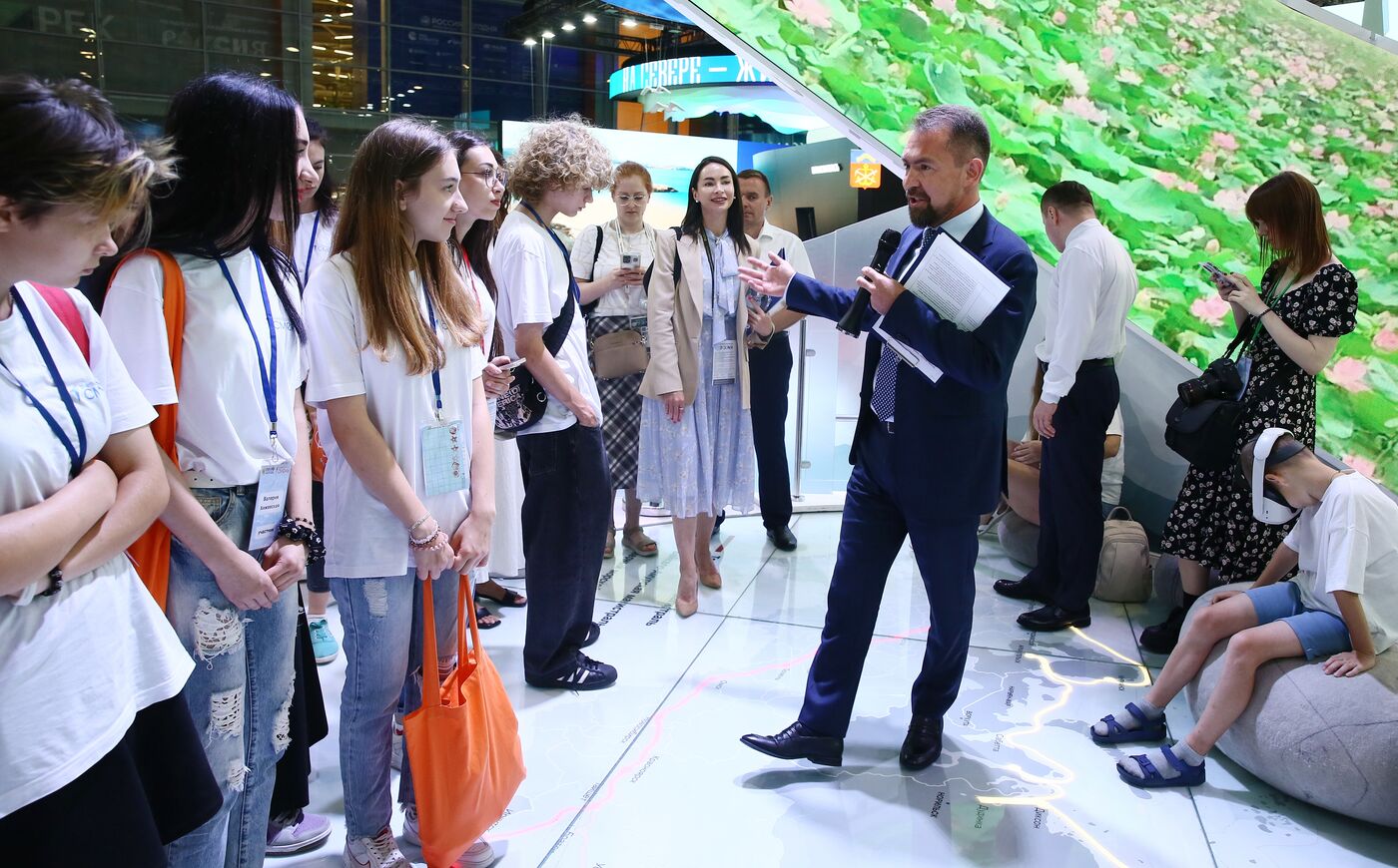 Выставка "Россия".  "Экскурсия со Знанием" по экспозиции регионов Дальнего Востока с участием Юрия Трутнева