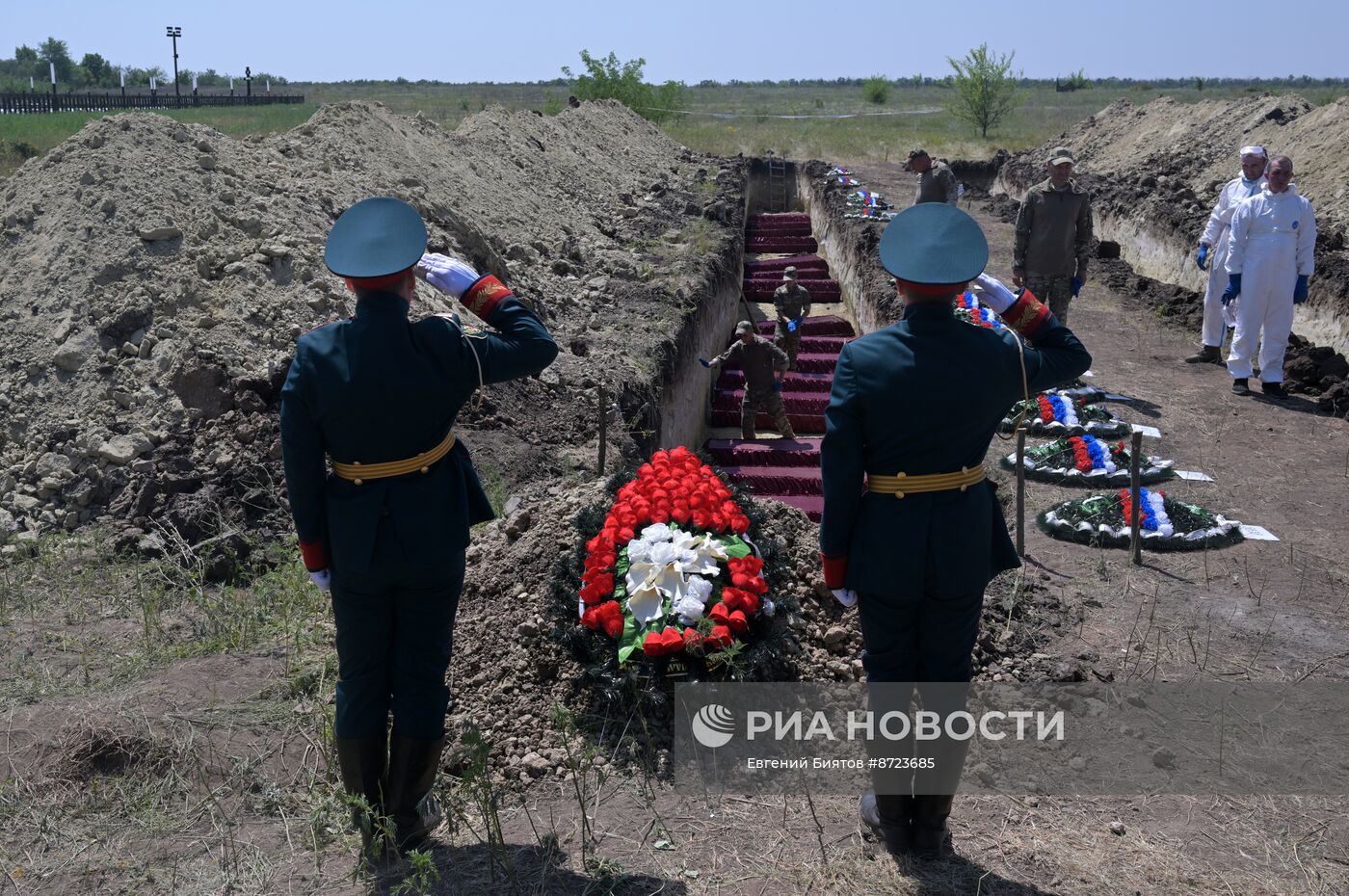 Погибших в СВО бойцов с почестями захоронили в ЛНР